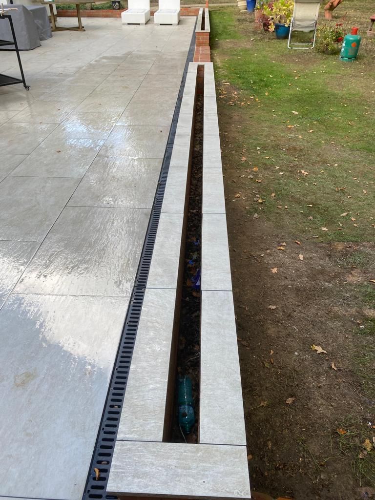 Porcelain patio. Built-in planter. Shinny finished patio